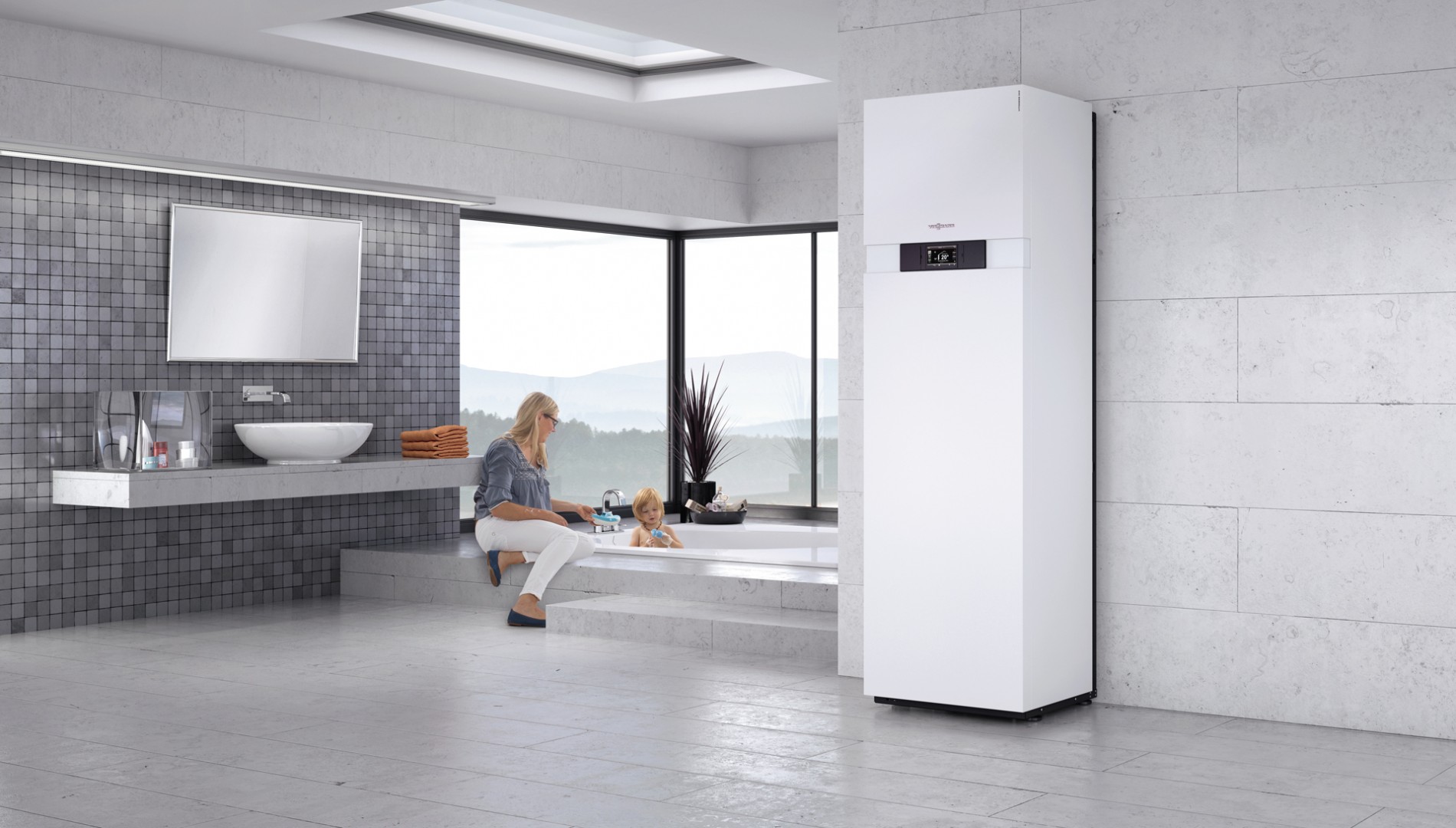 Moderne W&auml;rmepumpe in einem hellen Badezimmer mit Mutter und Kind, energieeffiziente Heiz- und Warmwasserl&ouml;sung f&uuml;r ein Wohnhaus