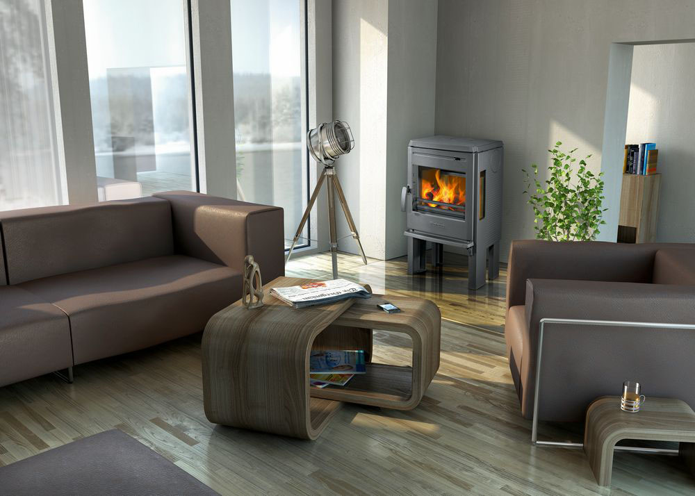 Moderner Kaminofen mit sichtbarem Feuer in einem hellen Wohnzimmer, stilvolle und effiziente Heizl&ouml;sung f&uuml;r den Wohnbereich